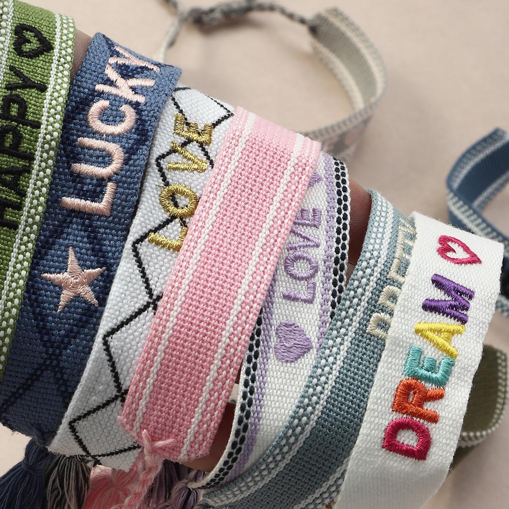 Embroidery Letter N - Ręcznie Robiona Bransoletka z Frędzlami, Haftowane