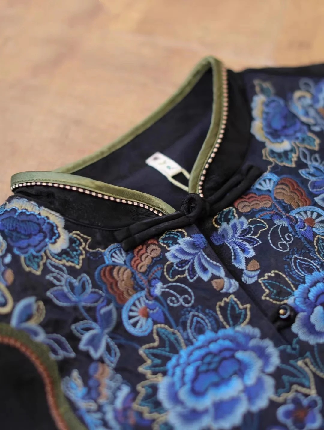 Luksusowa wiosenna bluzka dams – Embroidery On Black Shirt recenzja i cena